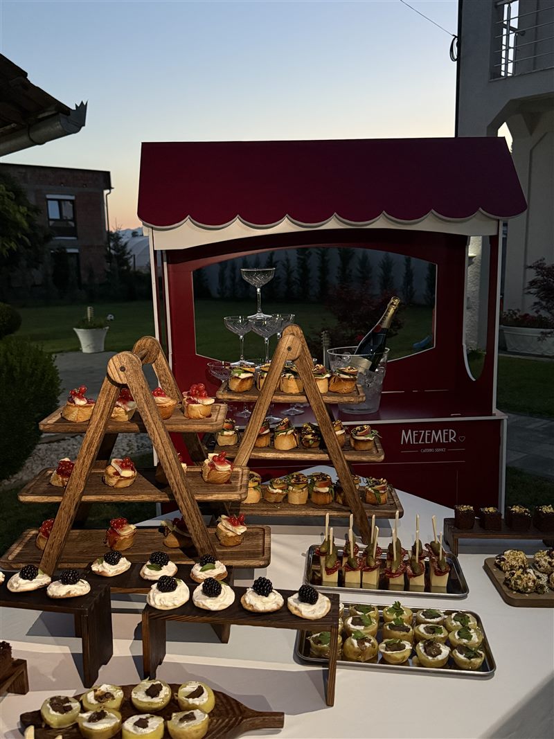 Këndi i MeZemer Catering me brusketa dhe ëmbëlsira në ambient të hapur