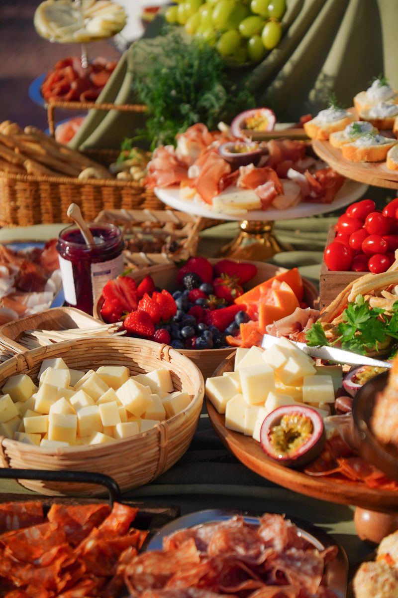 Tavolinë bufeje me djathëra, proshuta dhe fruta të freskëta